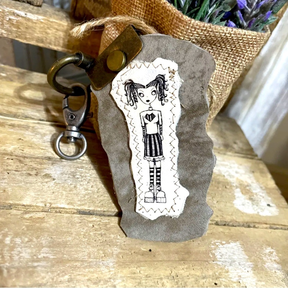 Genuine Leather Embroidered Grunge Clip Keychain NEW - Picture 2 of 2